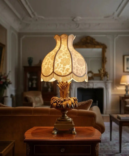 Gran lámpara de sobremesa en madera tallada dorada con pantalla pagoda Antique arte y decoracion