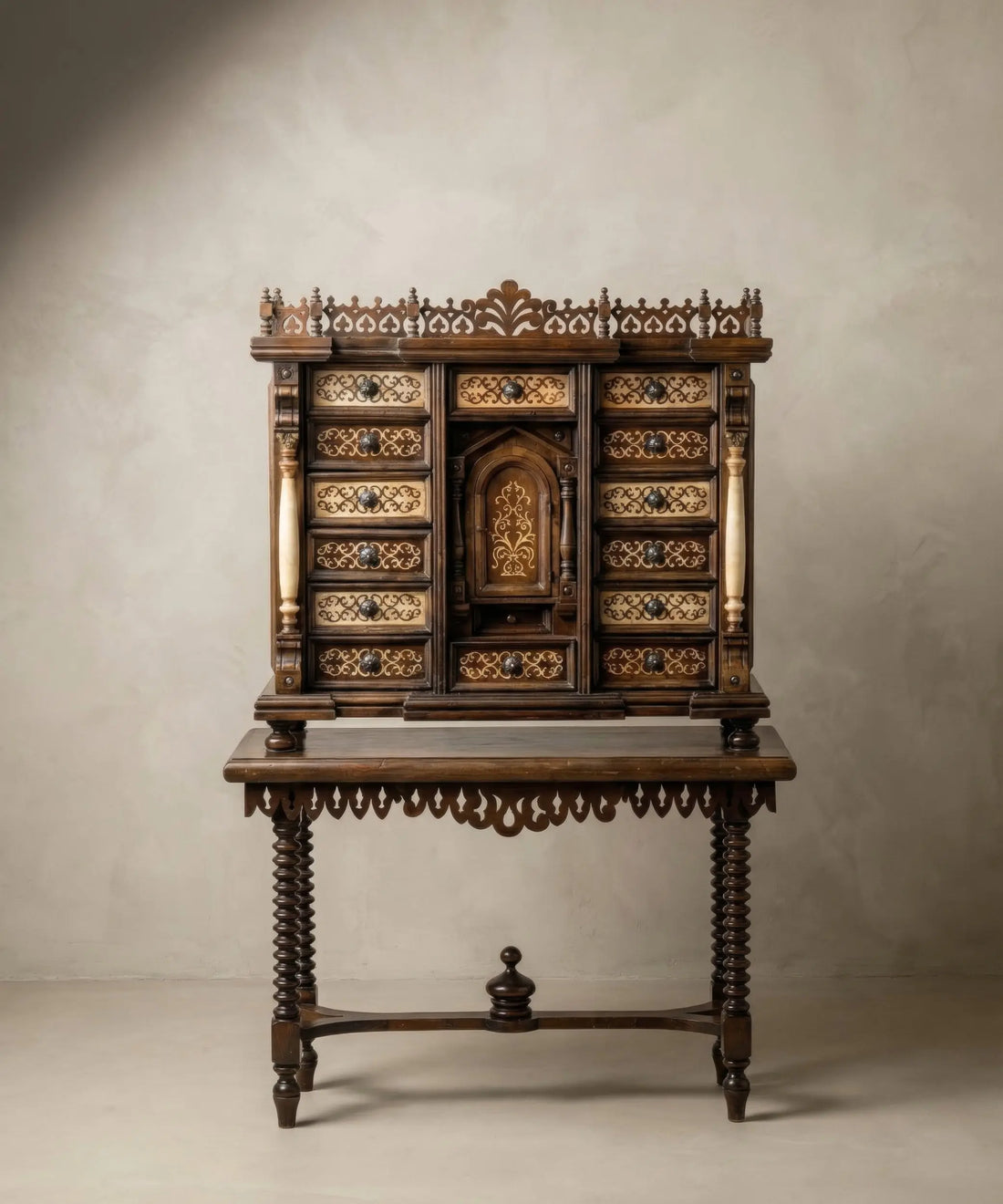 Bargueño papelera español vintage de madera de nogal sobre mesa de pie de puente torneado.