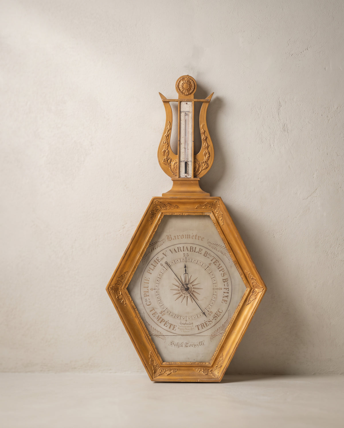Barómetro antiguo francés de madera dorada con lira, Restauración, vista frontal — Antique Arte y Decoración