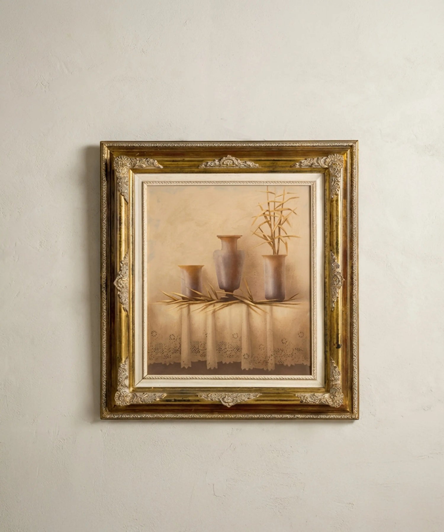 Cuadro vintage grande de bodegón en tonos tierra con marco clásico dorado.