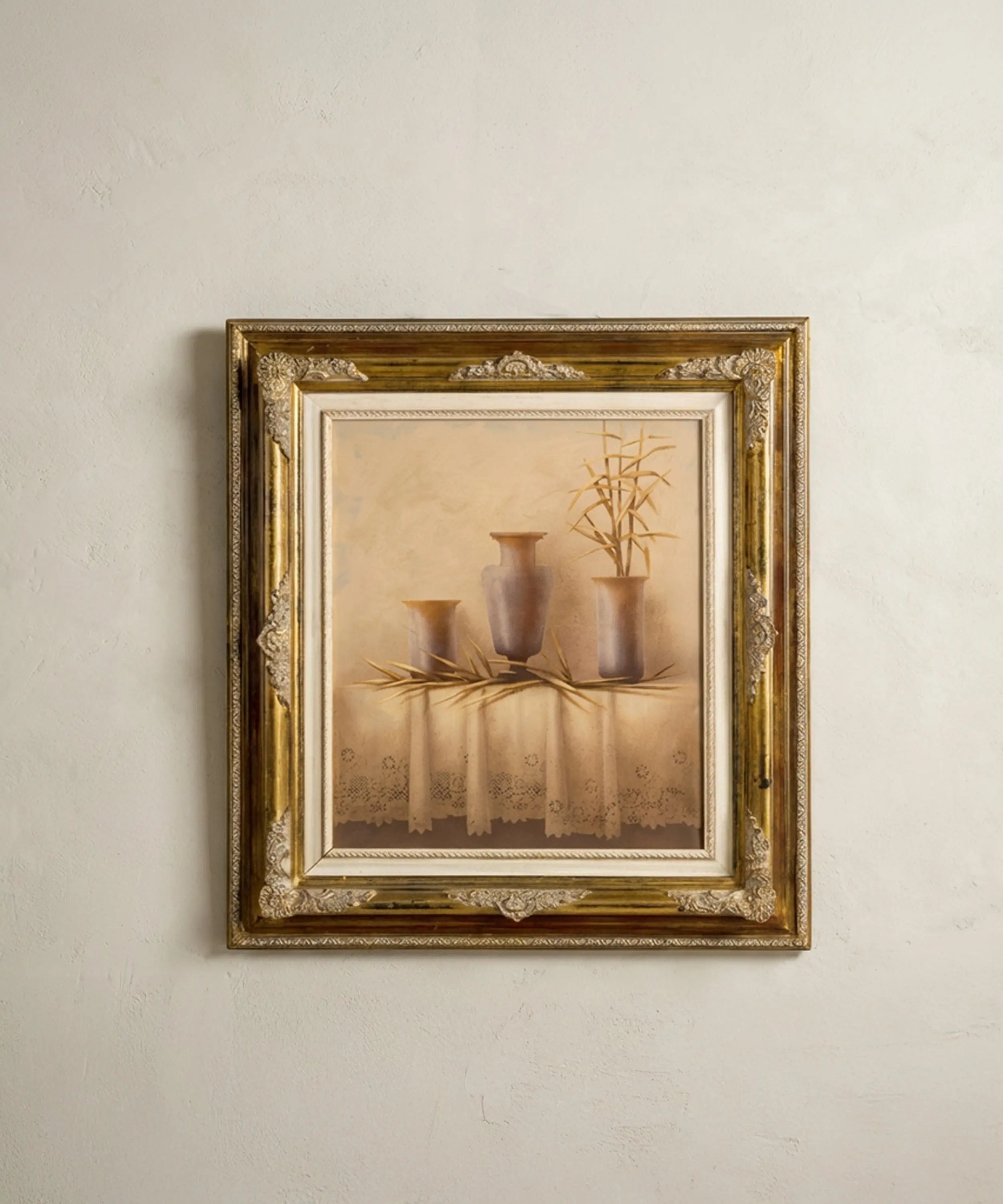 Cuadro vintage grande de bodegón en tonos tierra con marco clásico dorado.