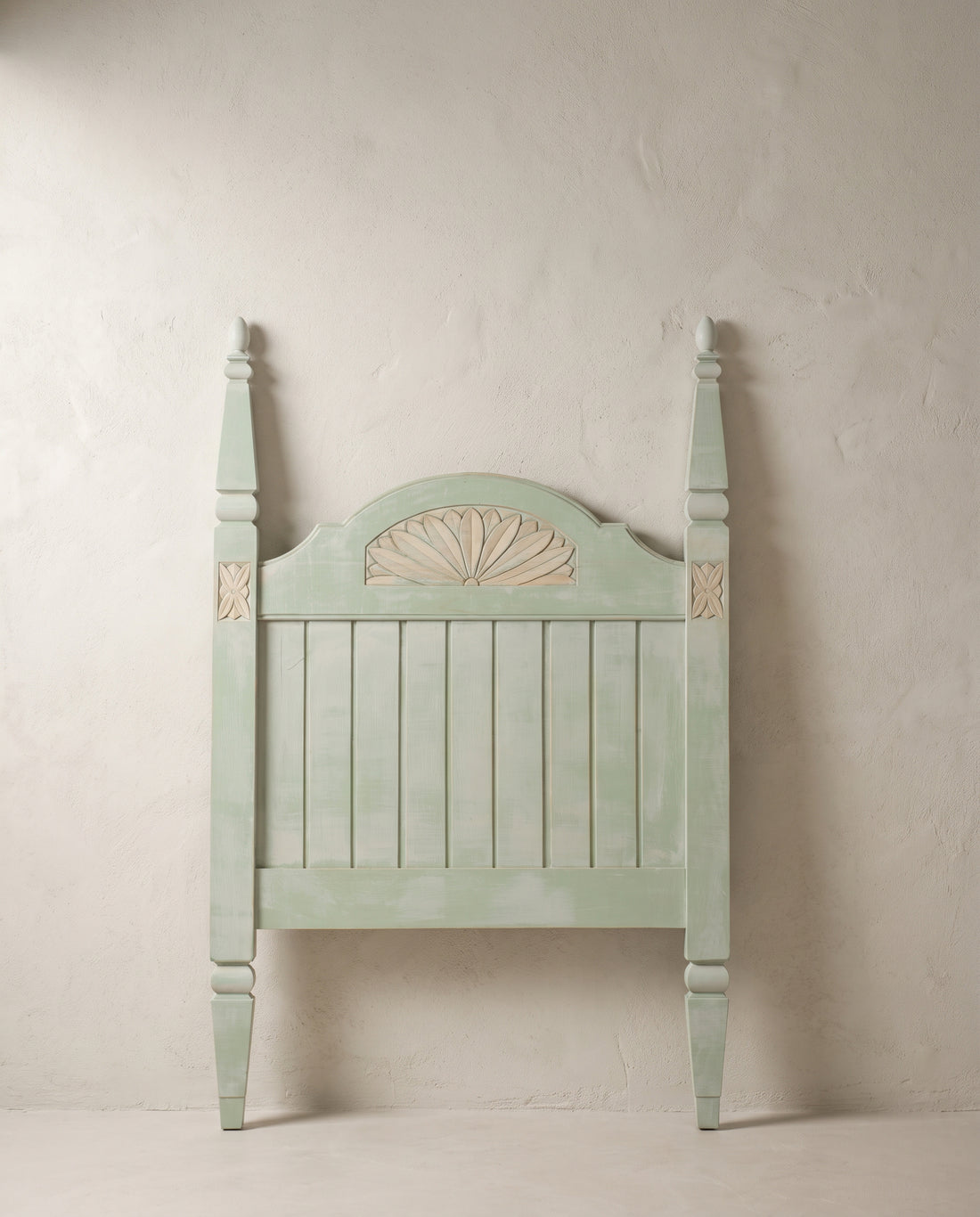Cabecero de 90 en pino pintado verde salvia con postes y perilla vista frontal — Antique Arte y Decoración