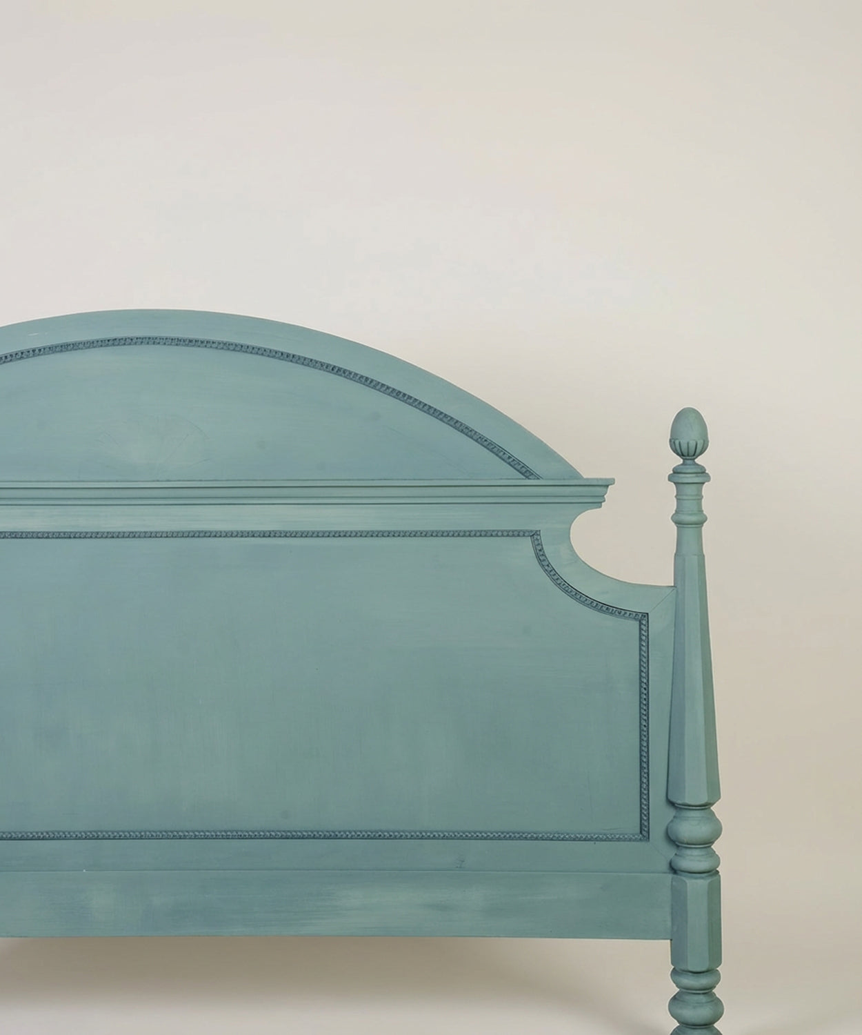 Detalle de la moldura superior arqueada y acabado mate del cabecero vintage
