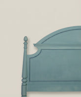  Detalle del poste torneado y el remate decorativo del cabecero en color verde