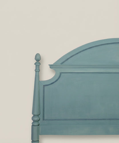  Detalle del poste torneado y el remate decorativo del cabecero en color verde