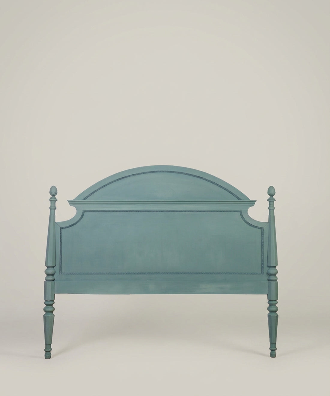 Cabecero estilo provenzal verde salvia aislado sobre fondo blanco