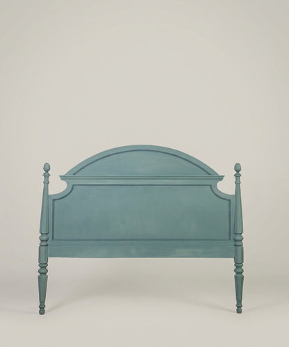 Cabecero estilo provenzal verde salvia aislado sobre fondo blanco