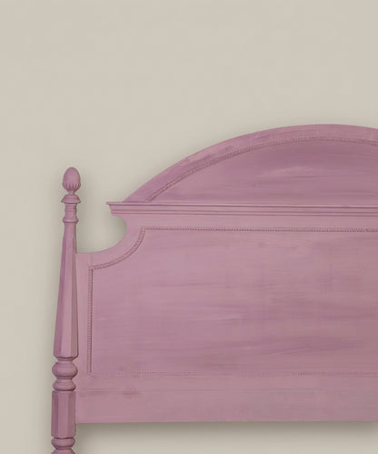 etalle de la textura de madera pintada en rosa y remate torneado estilo clásico del cabecero