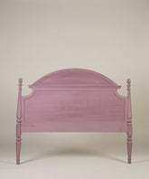 Vista frontal del cabecero de cama estilo gustaviano en color rosa empolvado sobre fondo neutro