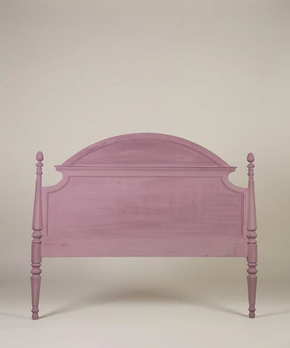 Vista frontal del cabecero de cama estilo gustaviano en color rosa empolvado sobre fondo neutro