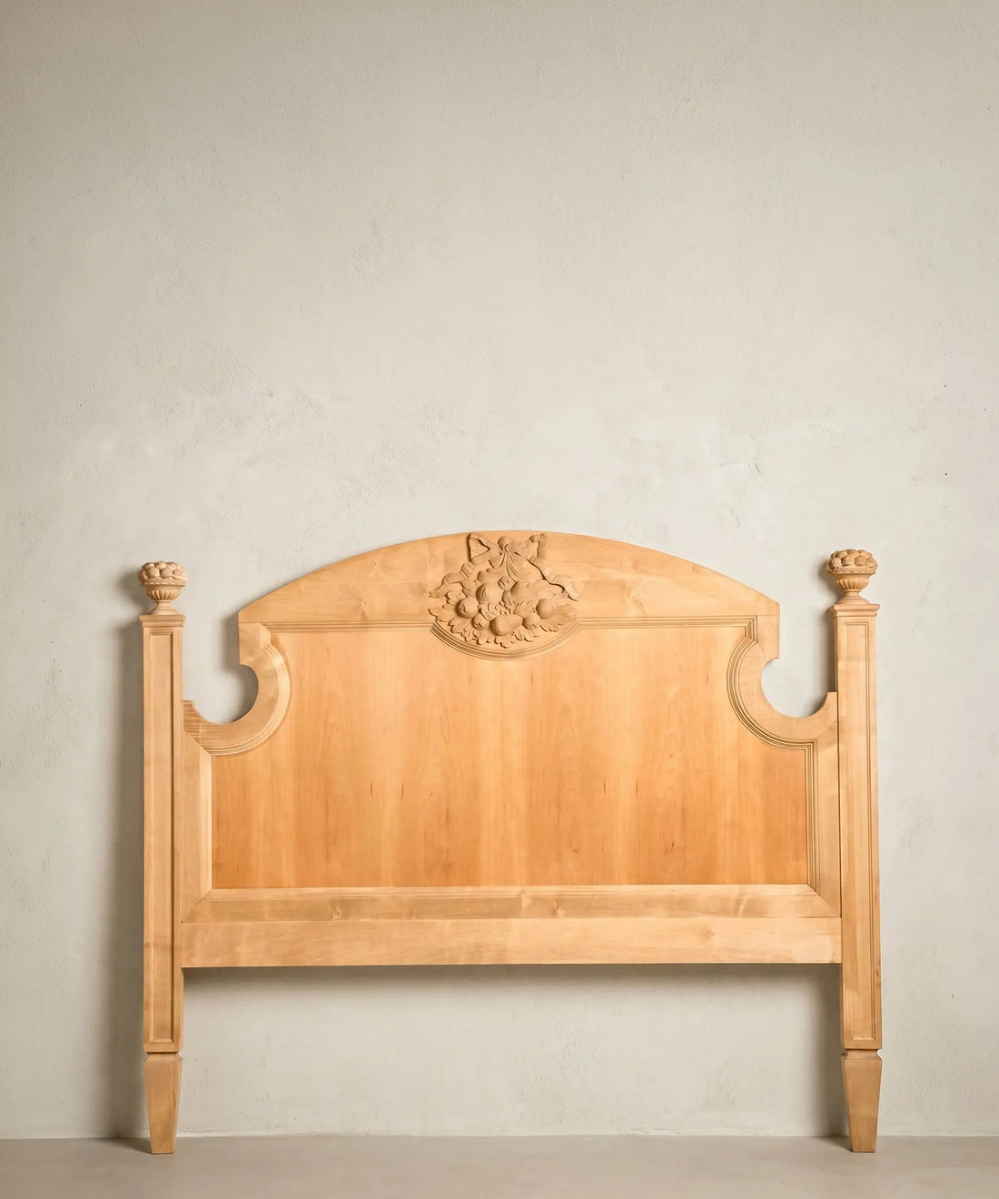 Cabecero antiguo de madera maciza estilo Luis XVI con talla central y jarrones tallados — Antique Arte y Decoración