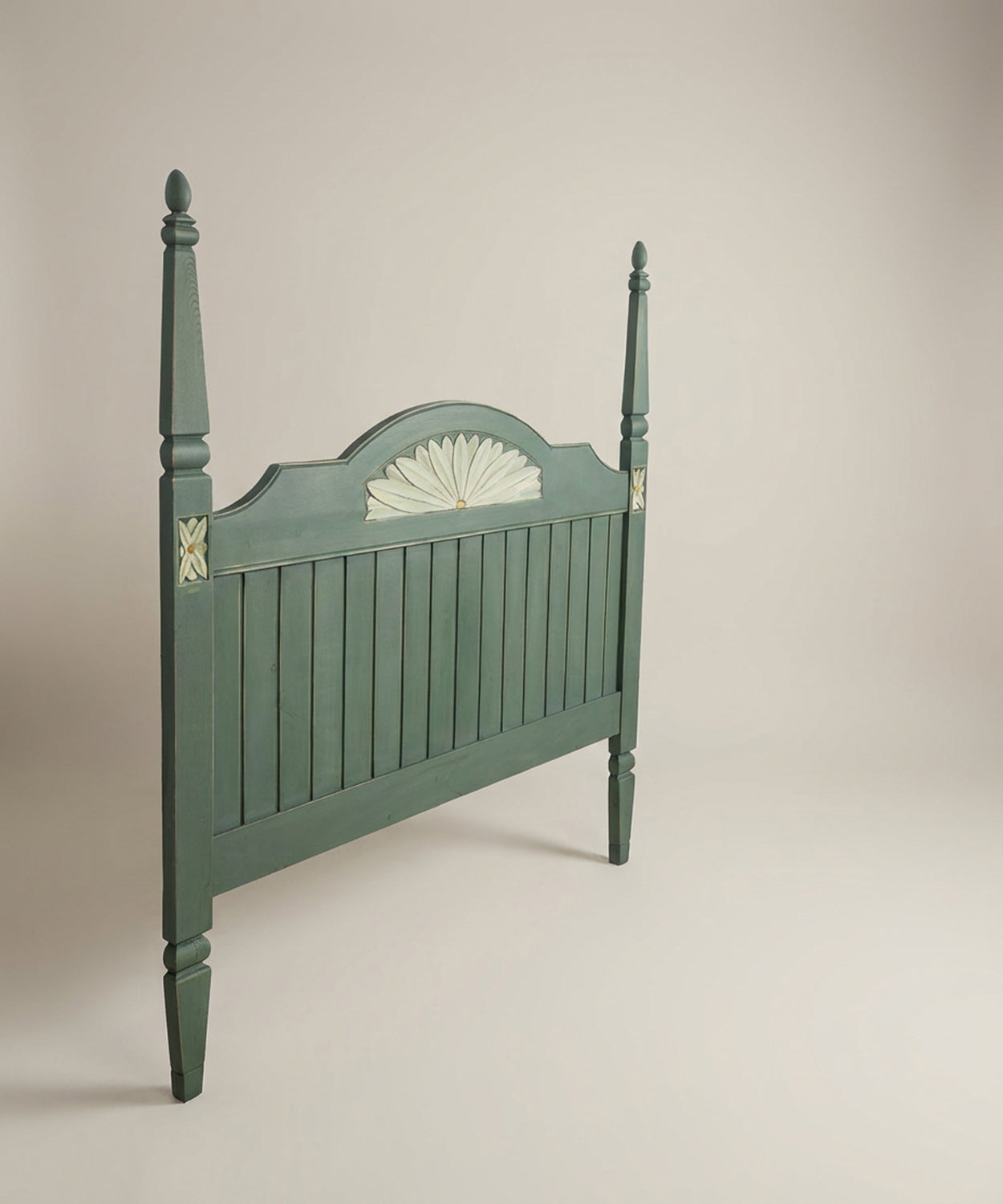 cabecero de madera vista lateral
