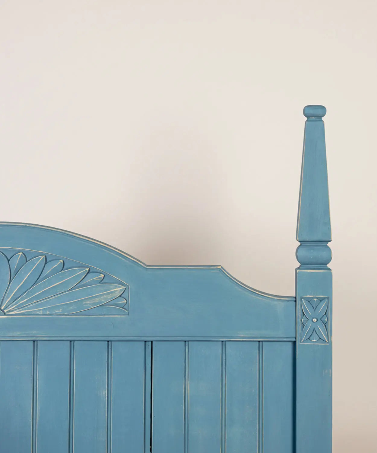 Detalle de poste lateral y acabado envejecido en cabecero de madera azul