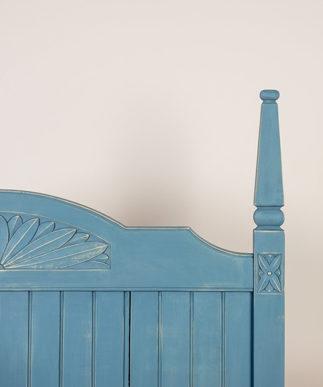 Detalle de poste lateral y acabado envejecido en cabecero de madera azul