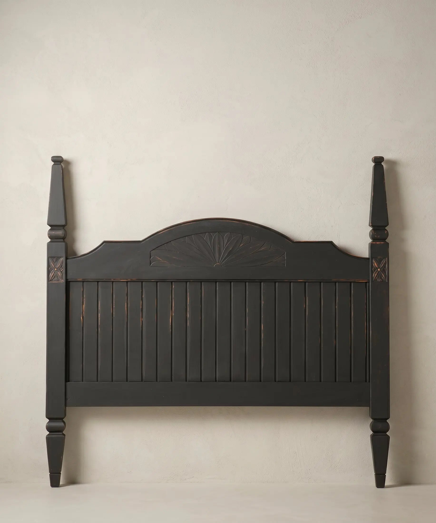 Cabecero de Madera de Cerezo Tallado a Mano en Negro | Para Camas de 140 y 150 cm