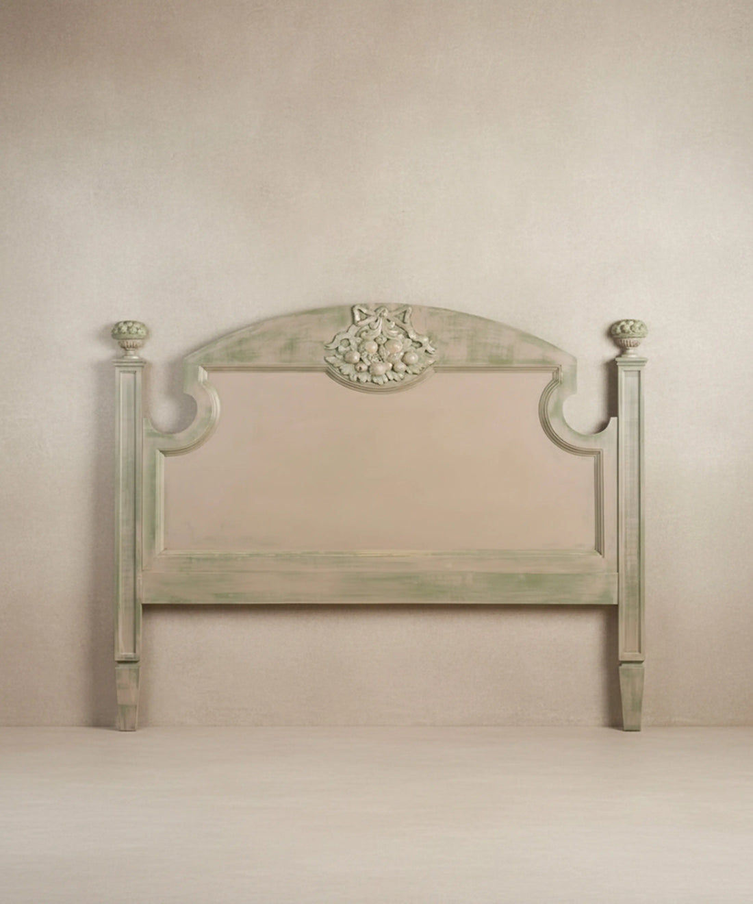 Cabecero de cama doble vintage de 160 cm en madera tallada pintado en color verde salvia estilo gustaviano.