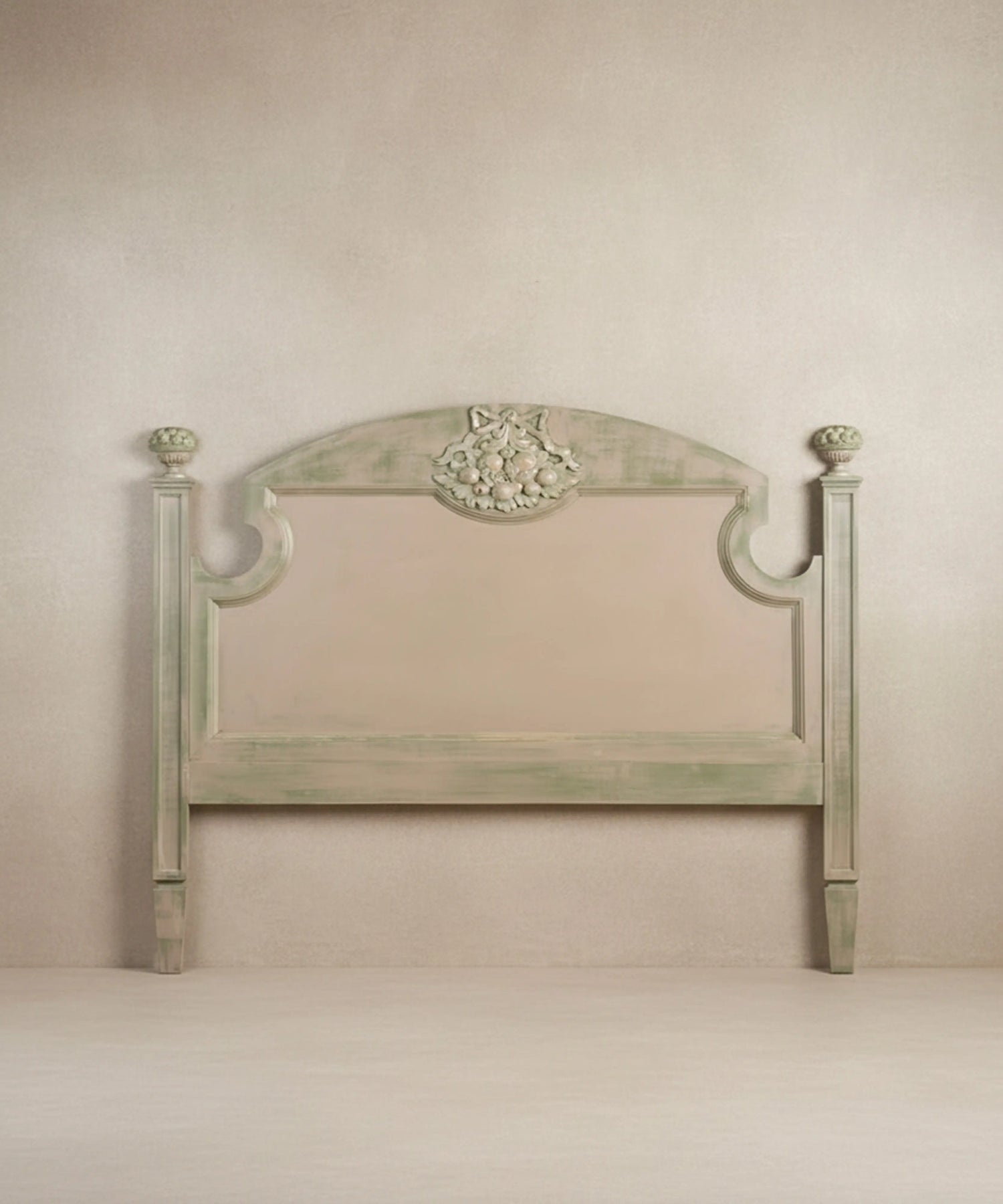 Cabecero de cama doble vintage de 160 cm en madera tallada pintado en color verde salvia estilo gustaviano.