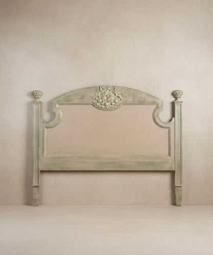 Cabecero de cama doble vintage de 160 cm en madera tallada pintado en color verde salvia estilo gustaviano.