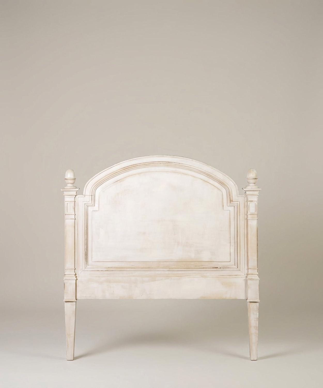 Vista frontal del cabecero estilo gustaviano con forma de arco y remates en los postes