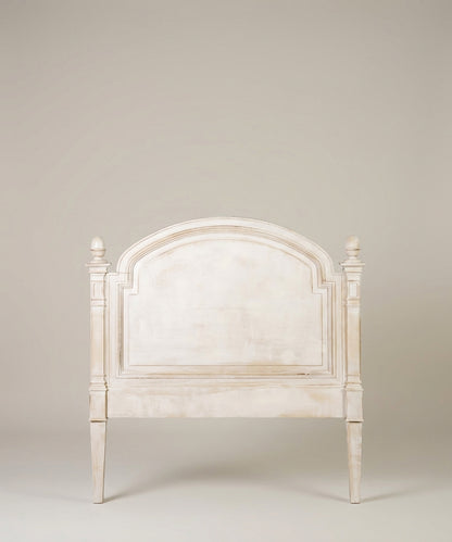 Vista frontal del cabecero estilo gustaviano con forma de arco y remates en los postes