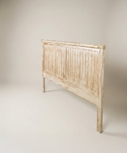 Cabecero de madera estilo provenzal con acabado blanco decapé vista lateral