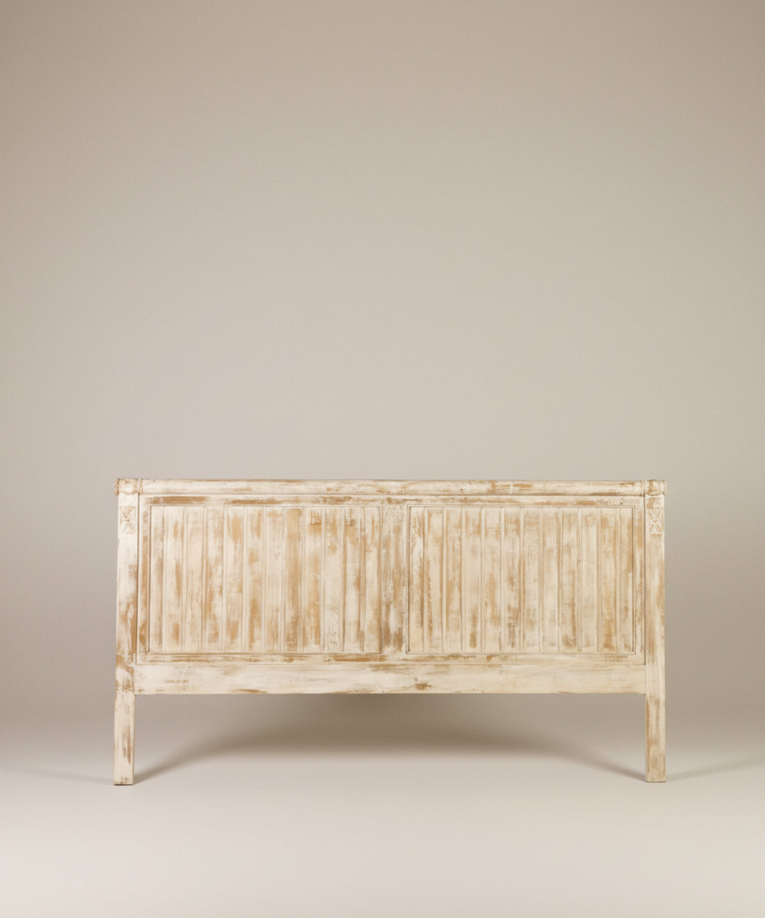 Vista frontal de cabecero ancho de madera lavada con diseño de lamas verticales