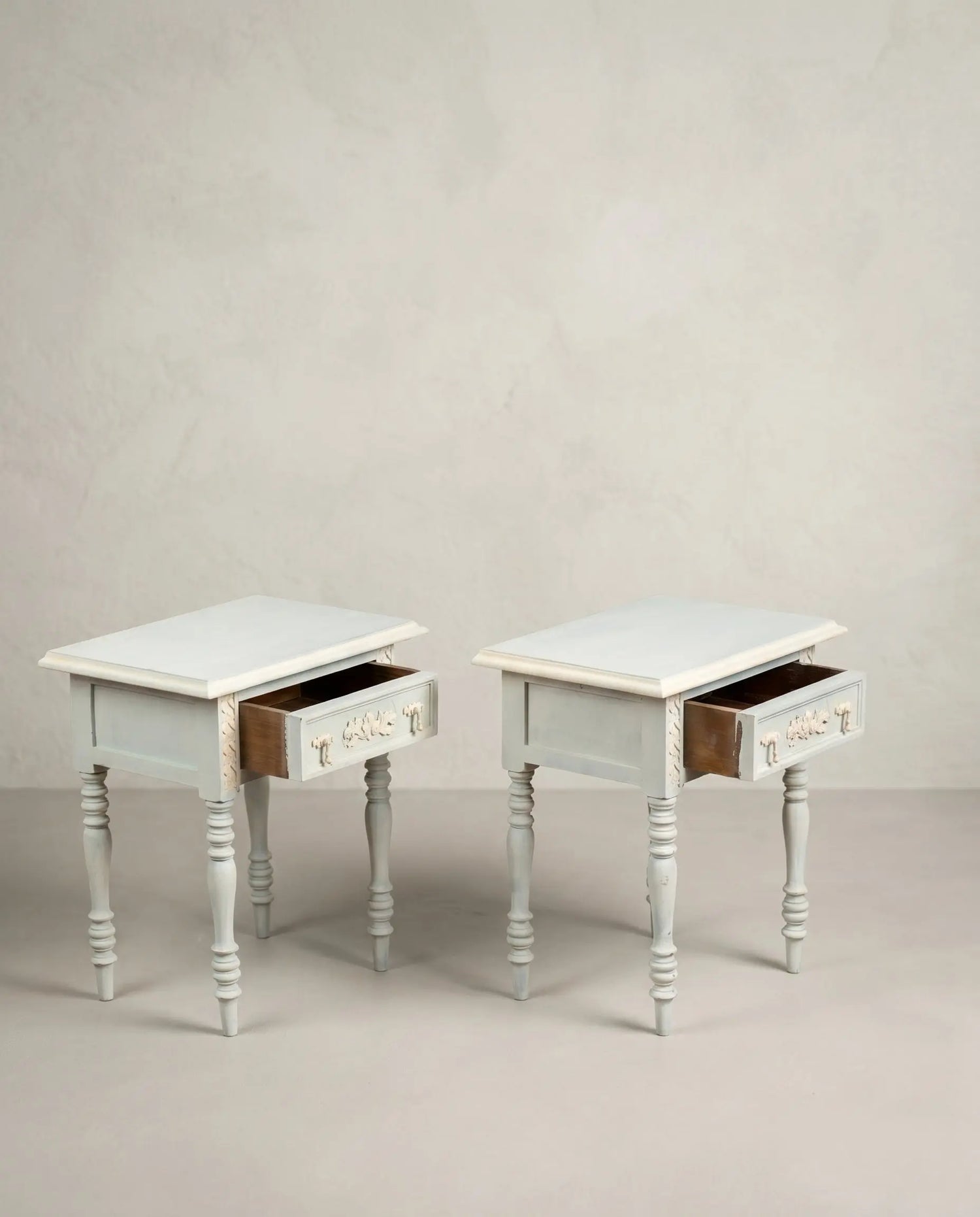 Pareja mesitas noche azul celadón crema cajón abierto interior madera patas torneadas — Antique Arte y Decoración