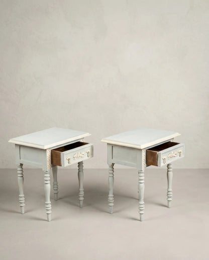 Pareja mesitas noche azul celadón crema cajón abierto interior madera patas torneadas — Antique Arte y Decoración
