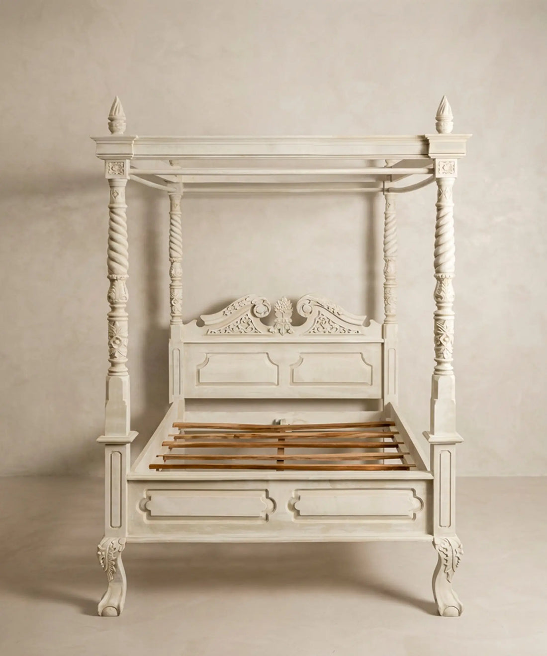 Cama con dosel de cuatro postes estilo colonial inglés en blanco decapado, vista frontal — Antique Arte y Decoración