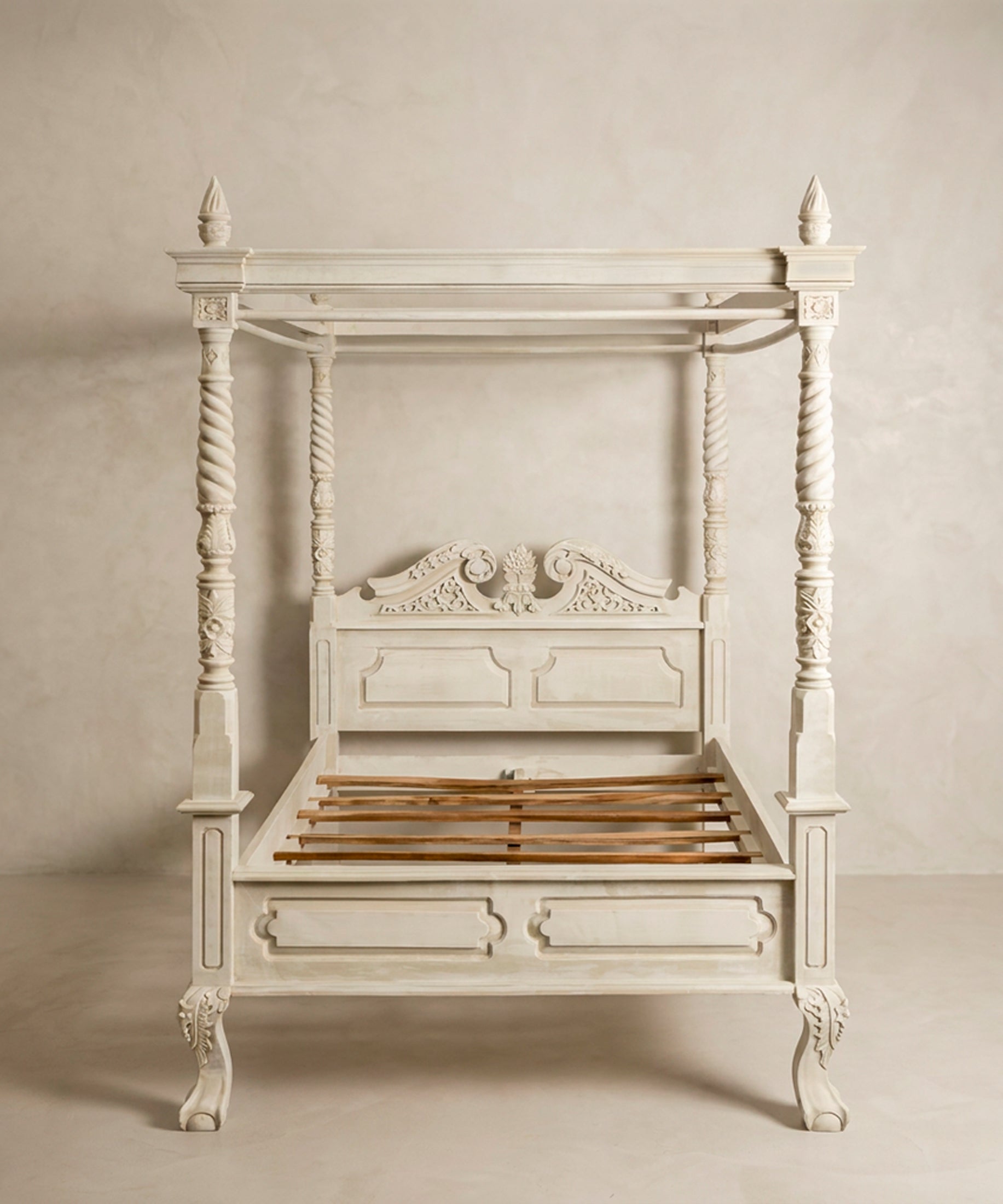 Cama con dosel de cuatro postes estilo colonial inglés en blanco decapado, vista frontal — Antique Arte y Decoración