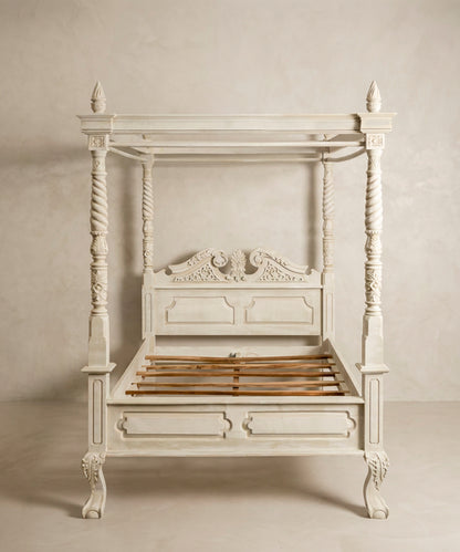 Cama con dosel de cuatro postes estilo colonial inglés en blanco decapado, vista frontal — Antique Arte y Decoración
