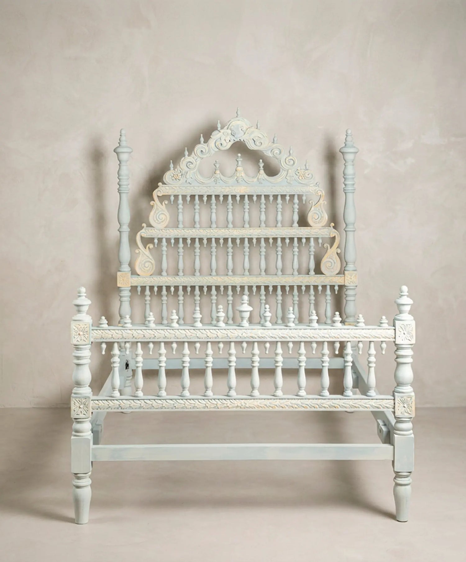 Cama portuguesa de bilros roble macizo pintada gris celadón vista frontal 135 cm — Antique Arte y Decoración