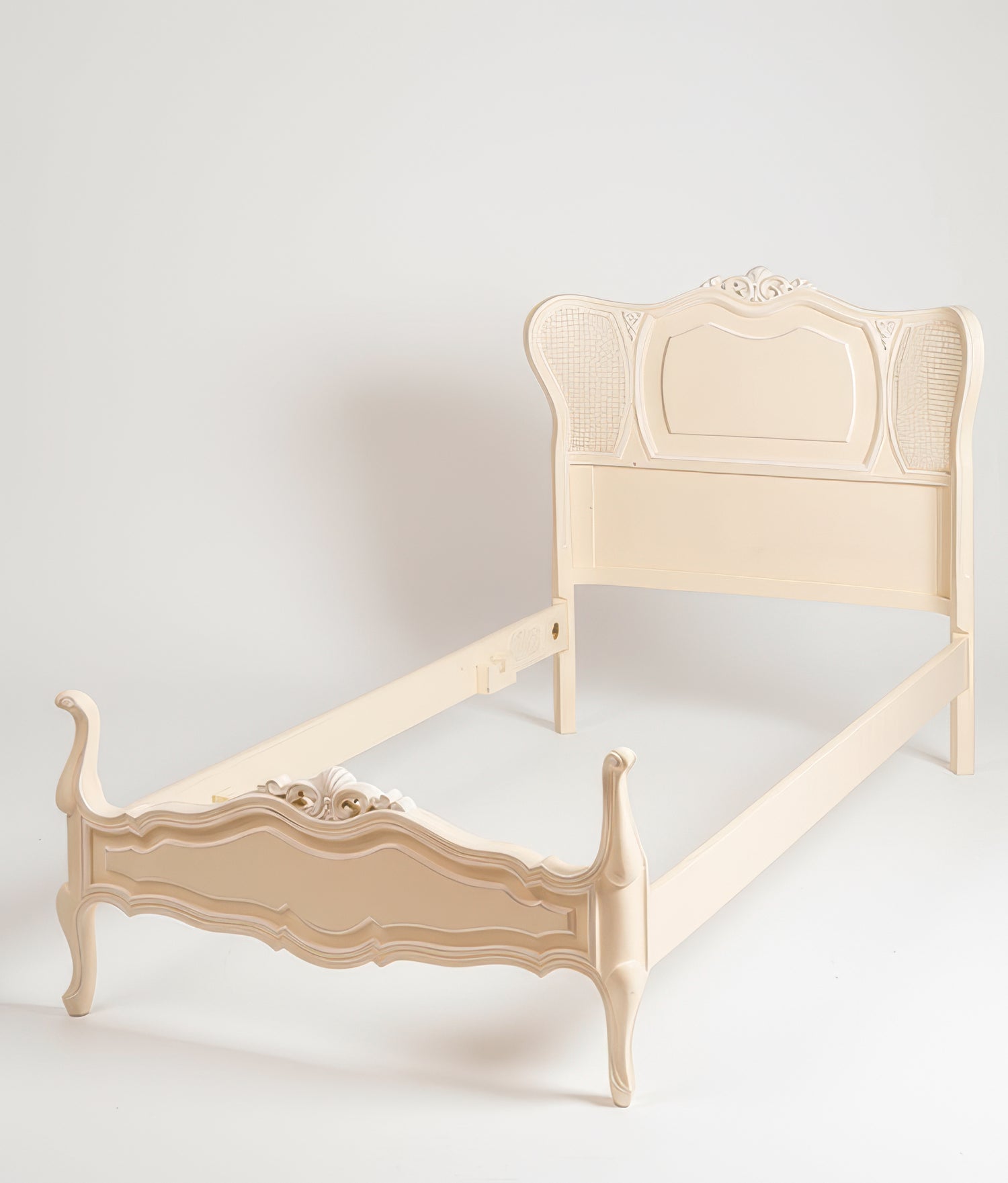 Cama antigua estilo Luis XV