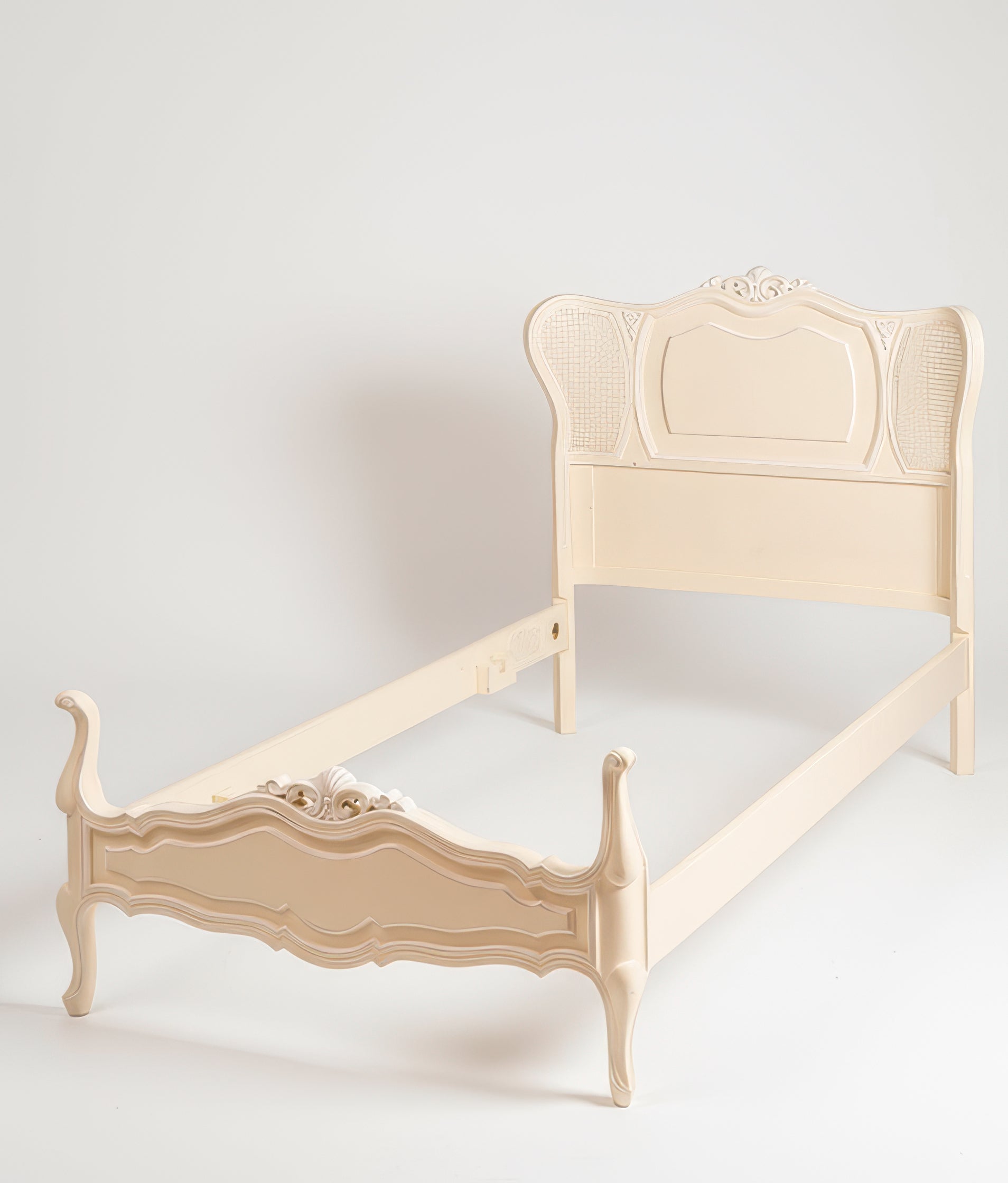 Cama antigua estilo Luis XV