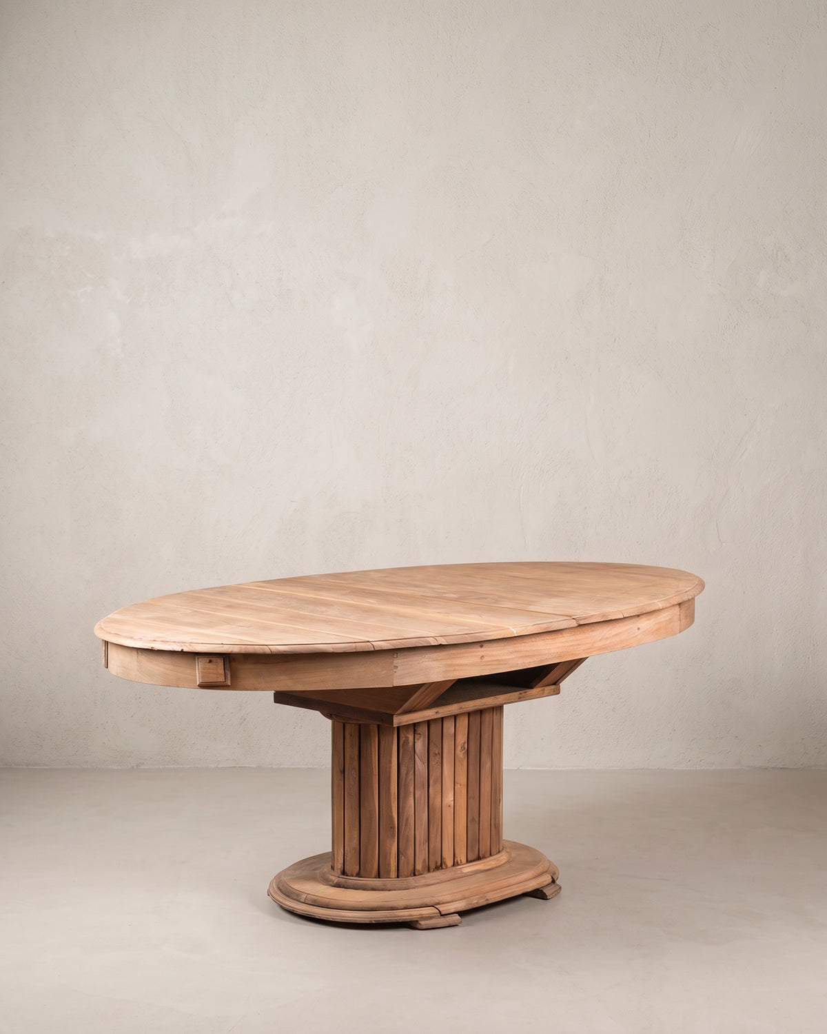 Mesa de comedor de nogal Art Déco vista lateral cerrada, columna de duelas y tirador — Antique Arte y Decoración