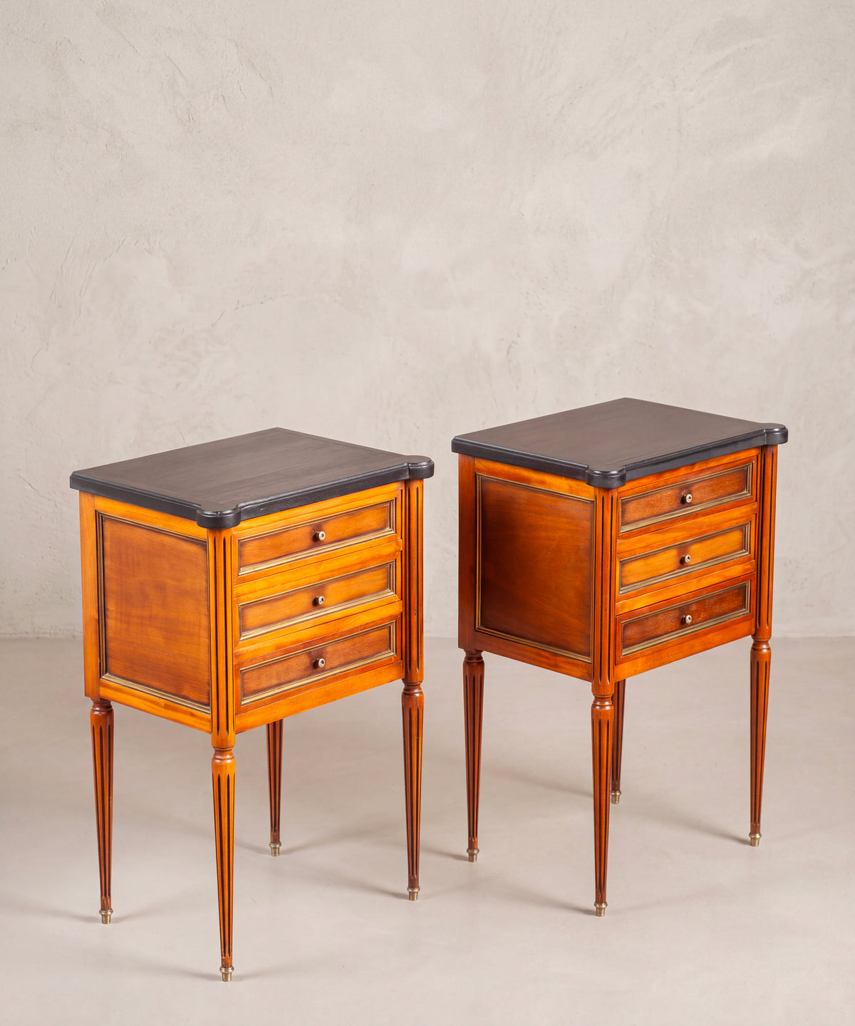 Pareja de Mesitas de Noche Vintage en Cerezo | Estilo Luis XVI con Tapa Negra