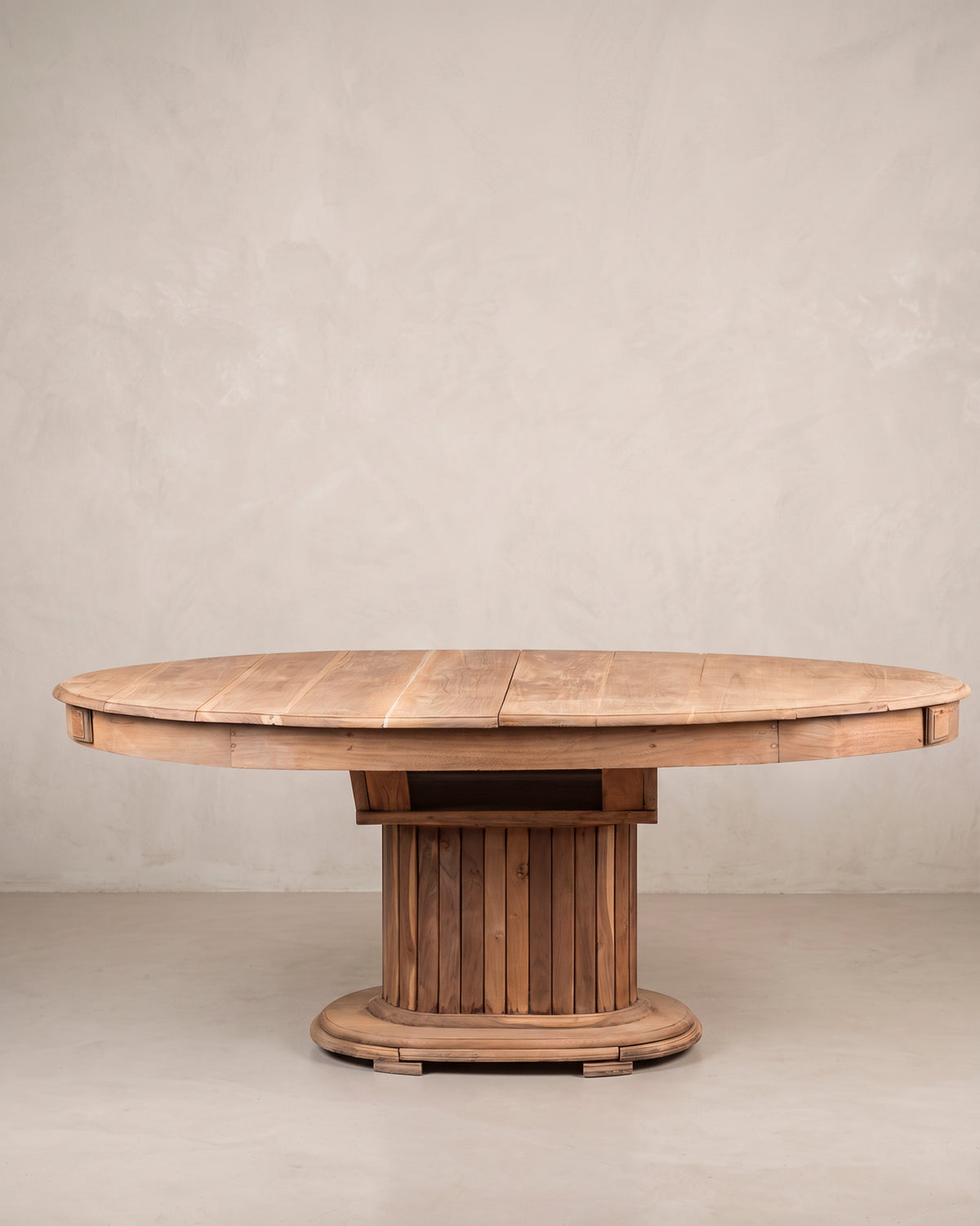 Mesa ovalada extensible de nogal Art Déco vista frontal cerrada con pie acanalado — Antique Arte y Decoración