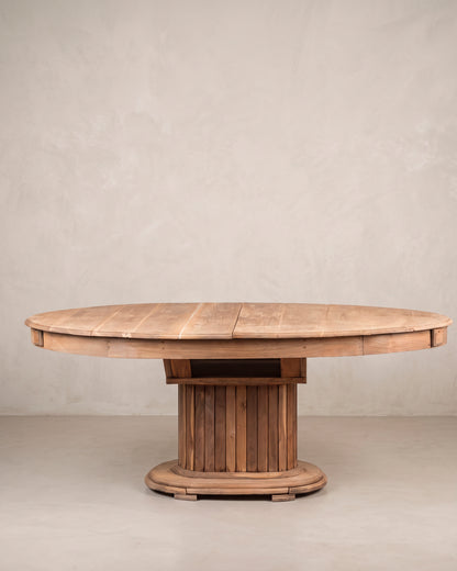 Mesa ovalada extensible de nogal Art Déco vista frontal cerrada con pie acanalado — Antique Arte y Decoración