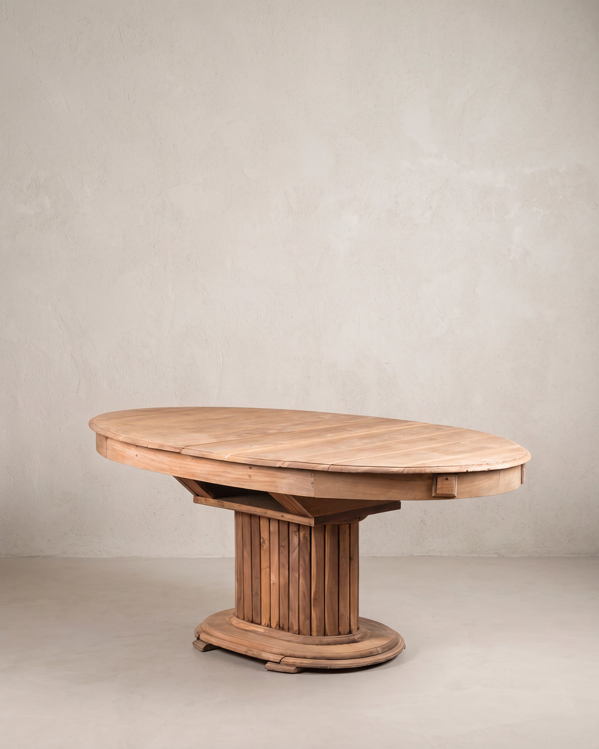 Mesa de comedor ovalada vintage de nogal macizo lavado, vista tres cuartos cerrada — Antique Arte y Decoración