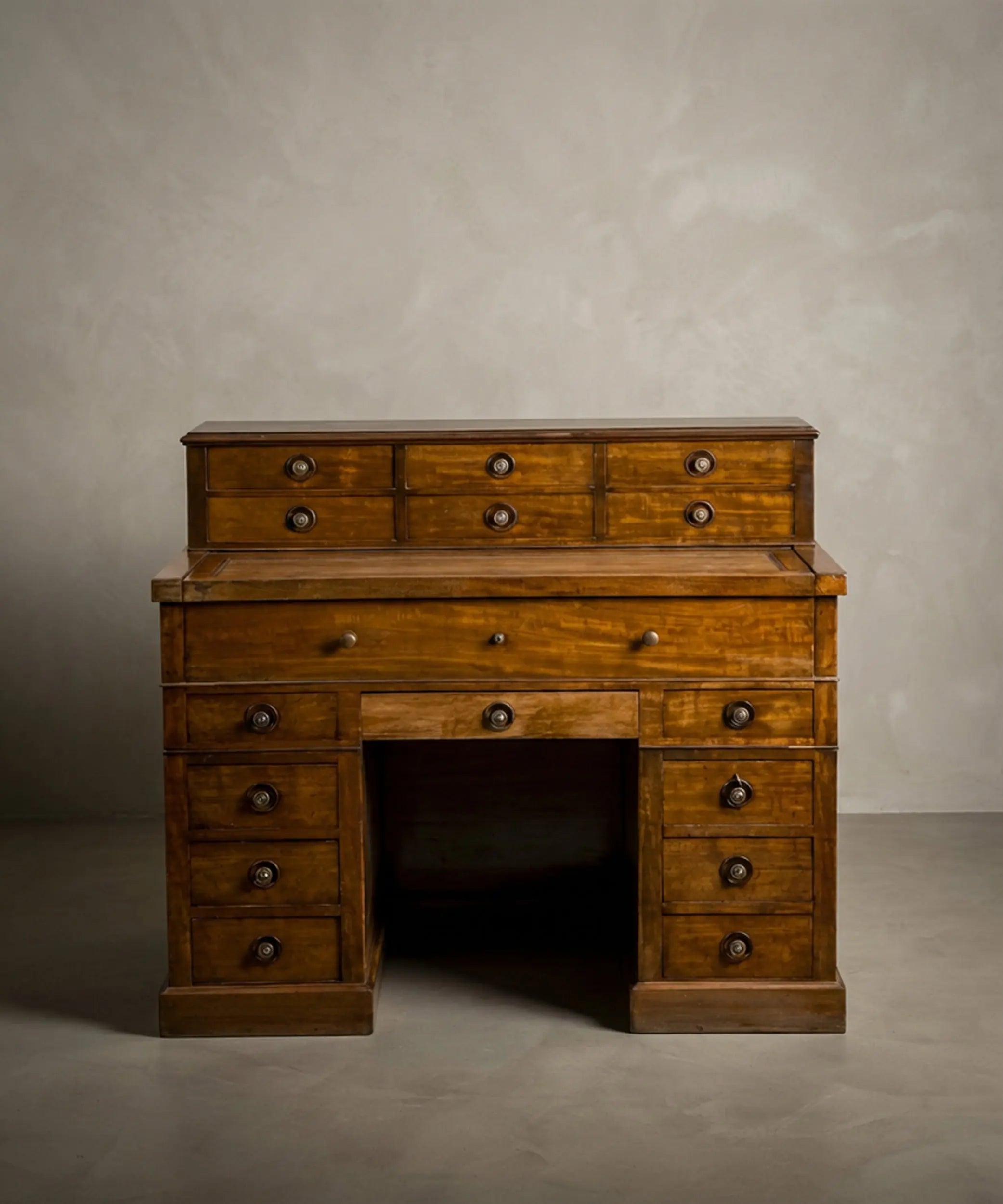 Gran escritorio antiguo de doble pedestal en nogal con gradilla y tapa extensible