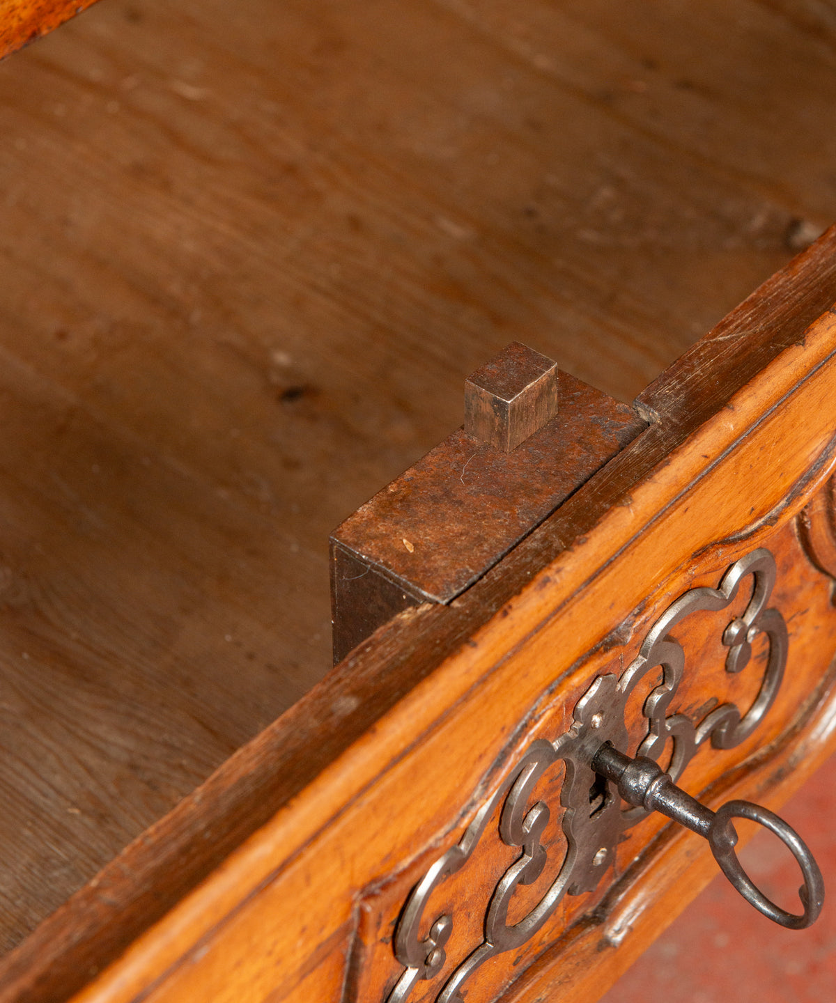 Detalle cerradura de forja y llave del cajón, armario antiguo francés — Antique Arte y Decoración
