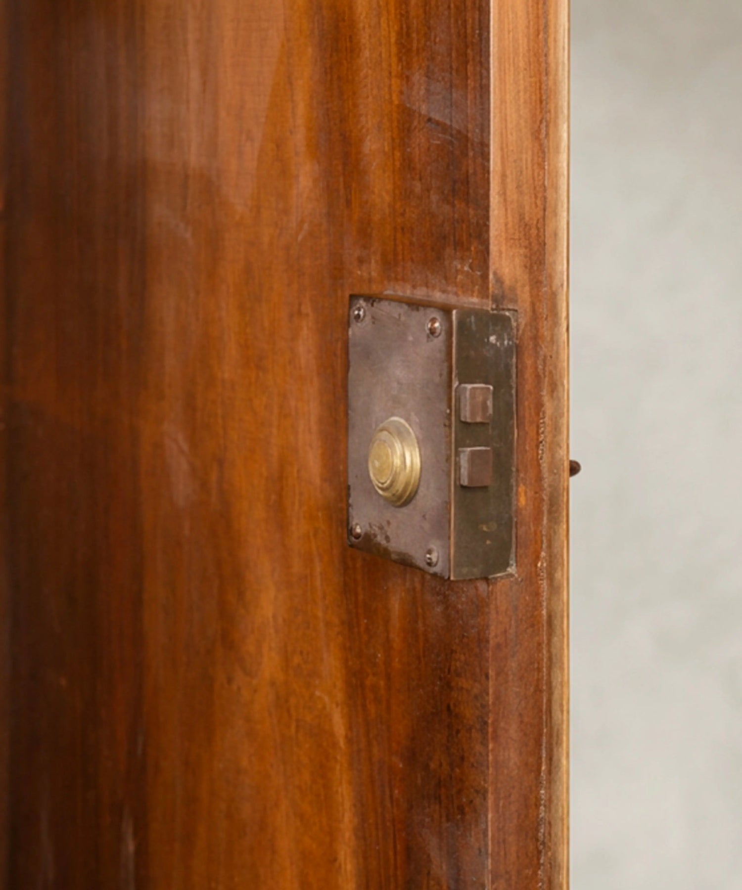 Detalle cerradura de caja original con pomo de latón siglo XIX — Antique Arte y Decoración