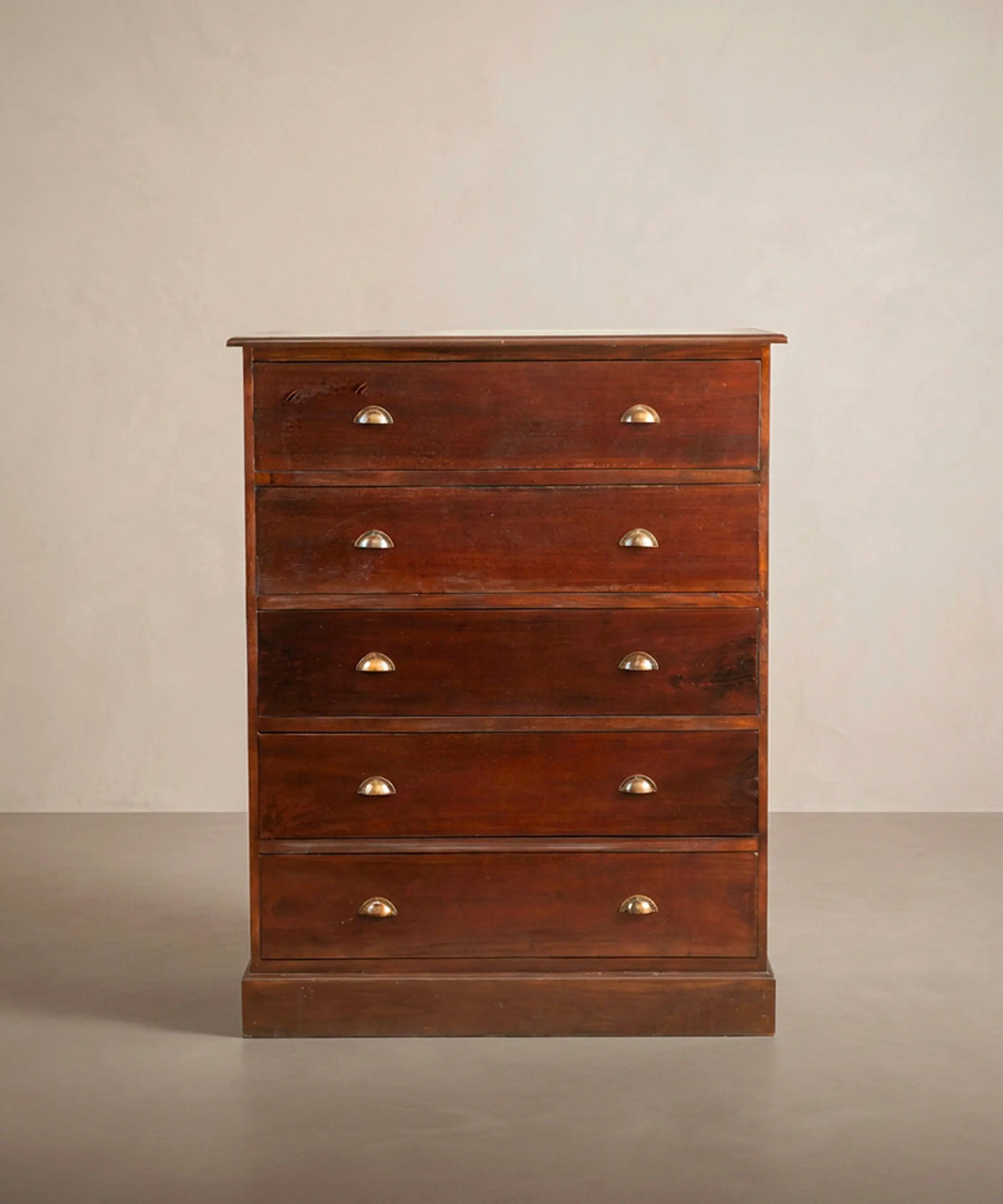 Cómoda alta sinfonier antiguo de madera maciza oscura con 6 cajones y tiradores de concha.