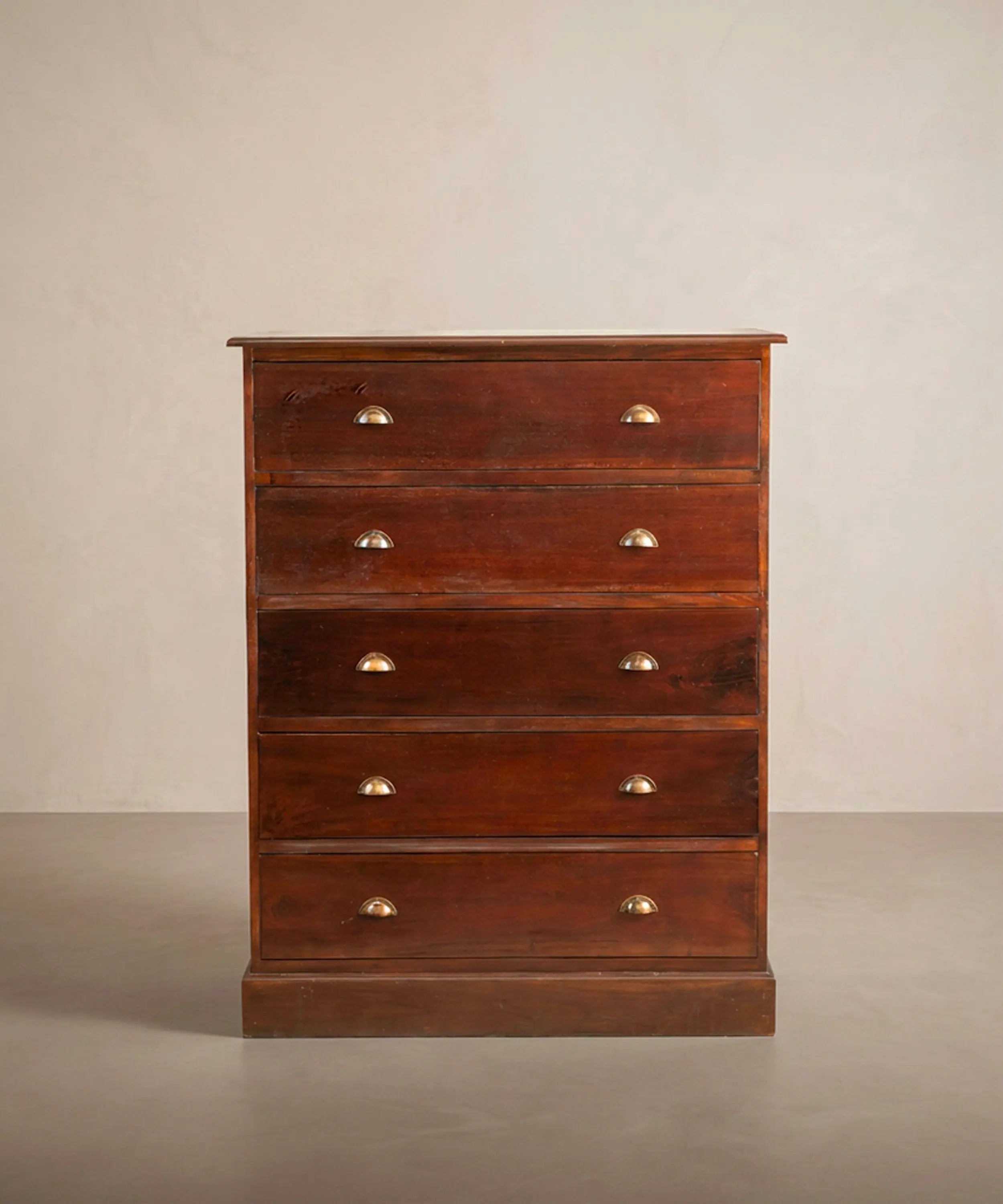 Cómoda alta sinfonier antiguo de madera maciza oscura con 6 cajones y tiradores de concha.