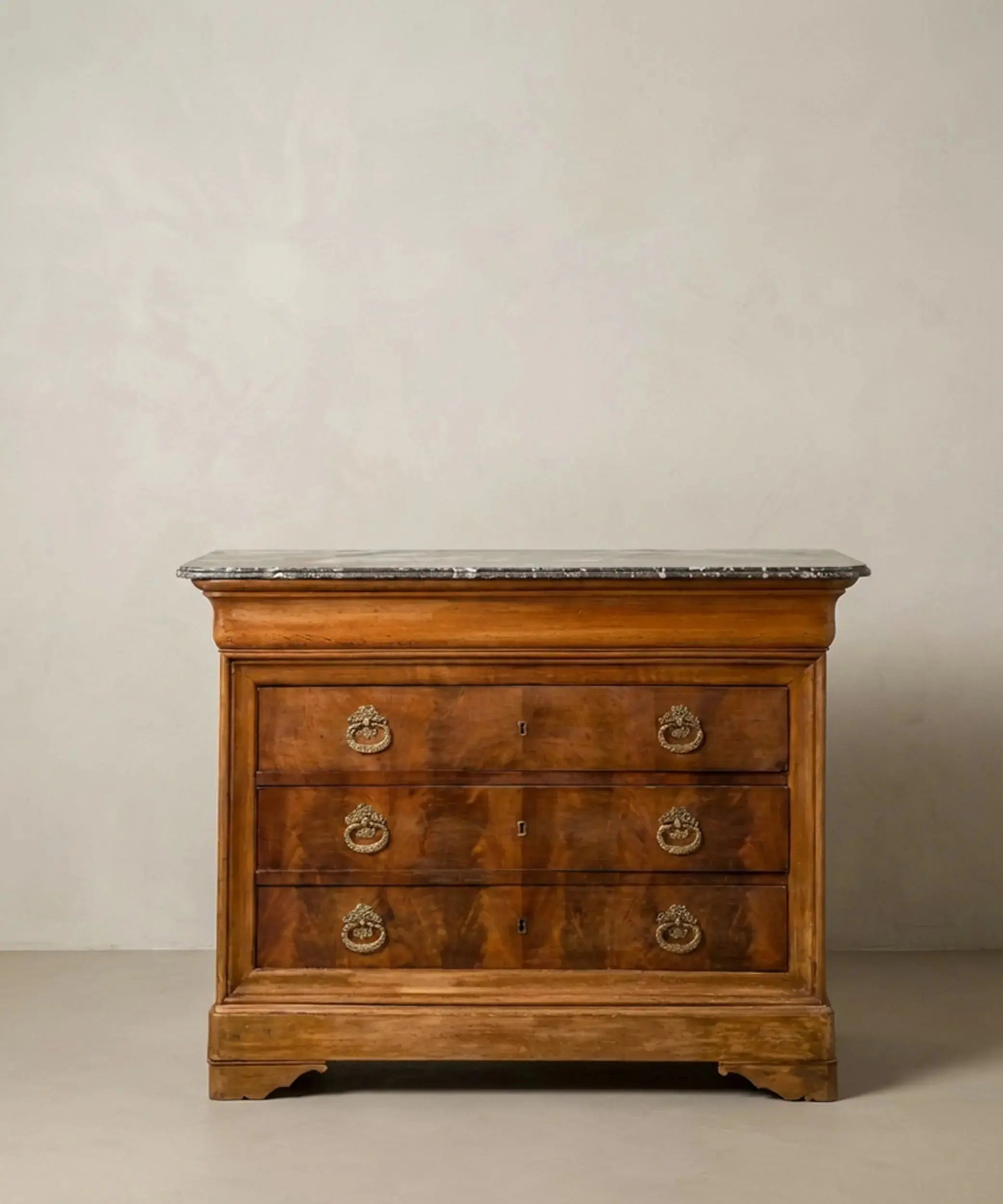 Cómoda antigua de estilo Luis Felipe con tapa de mármol gris (S. XIX) Antique arte y decoracion