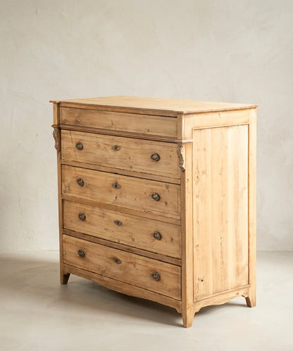 Cómoda antigua pino natural siglo XIX vista lateral 45 grados tallas acanto — Antique Arte y Decoración