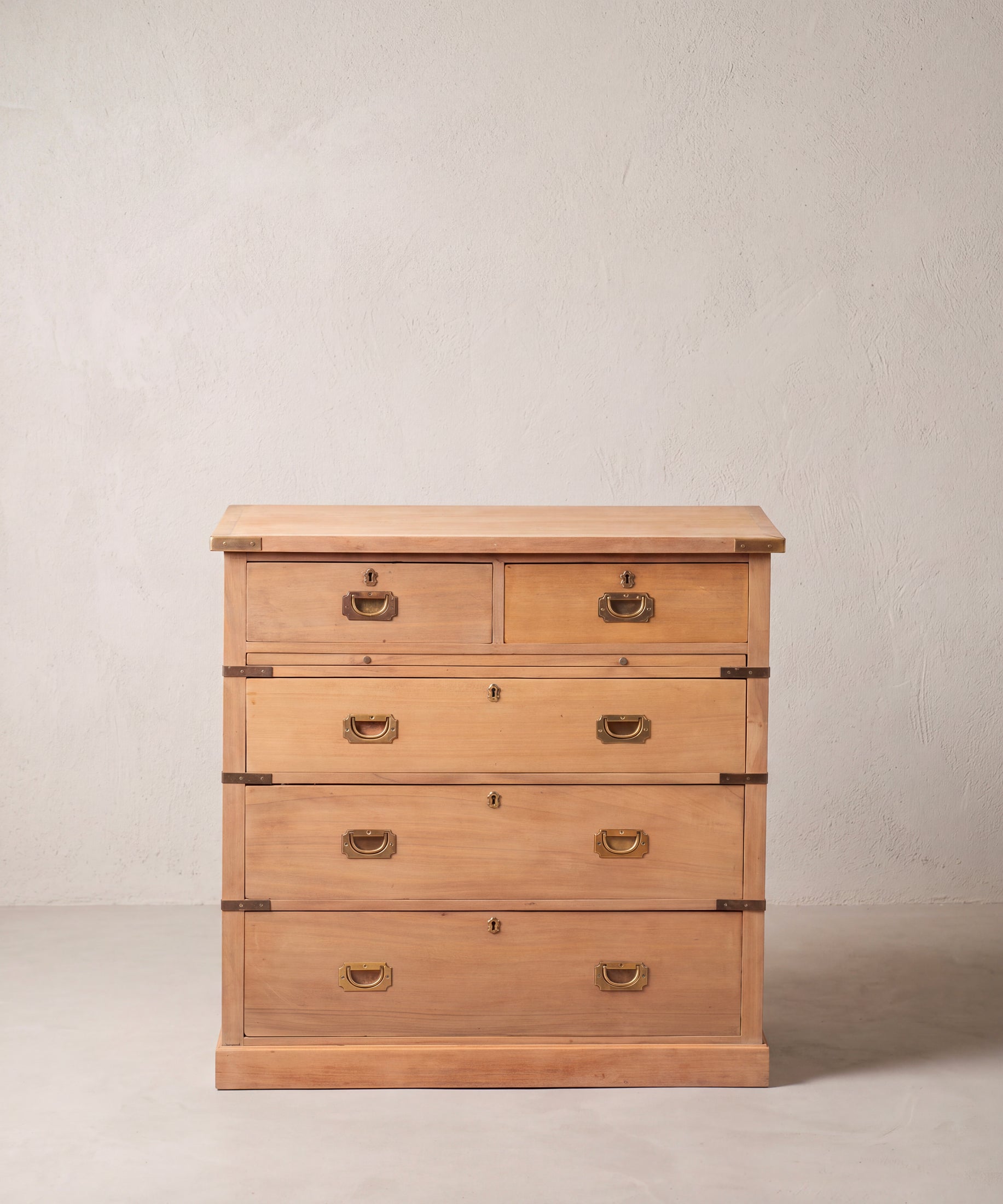 Cómoda de barco vintage en alcanfor lavado con herrajes de latón de campaña, vista frontal — Antique Arte y Decoración