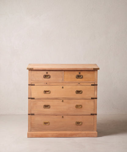 Cómoda de barco vintage en alcanfor lavado con herrajes de latón de campaña, vista frontal — Antique Arte y Decoración