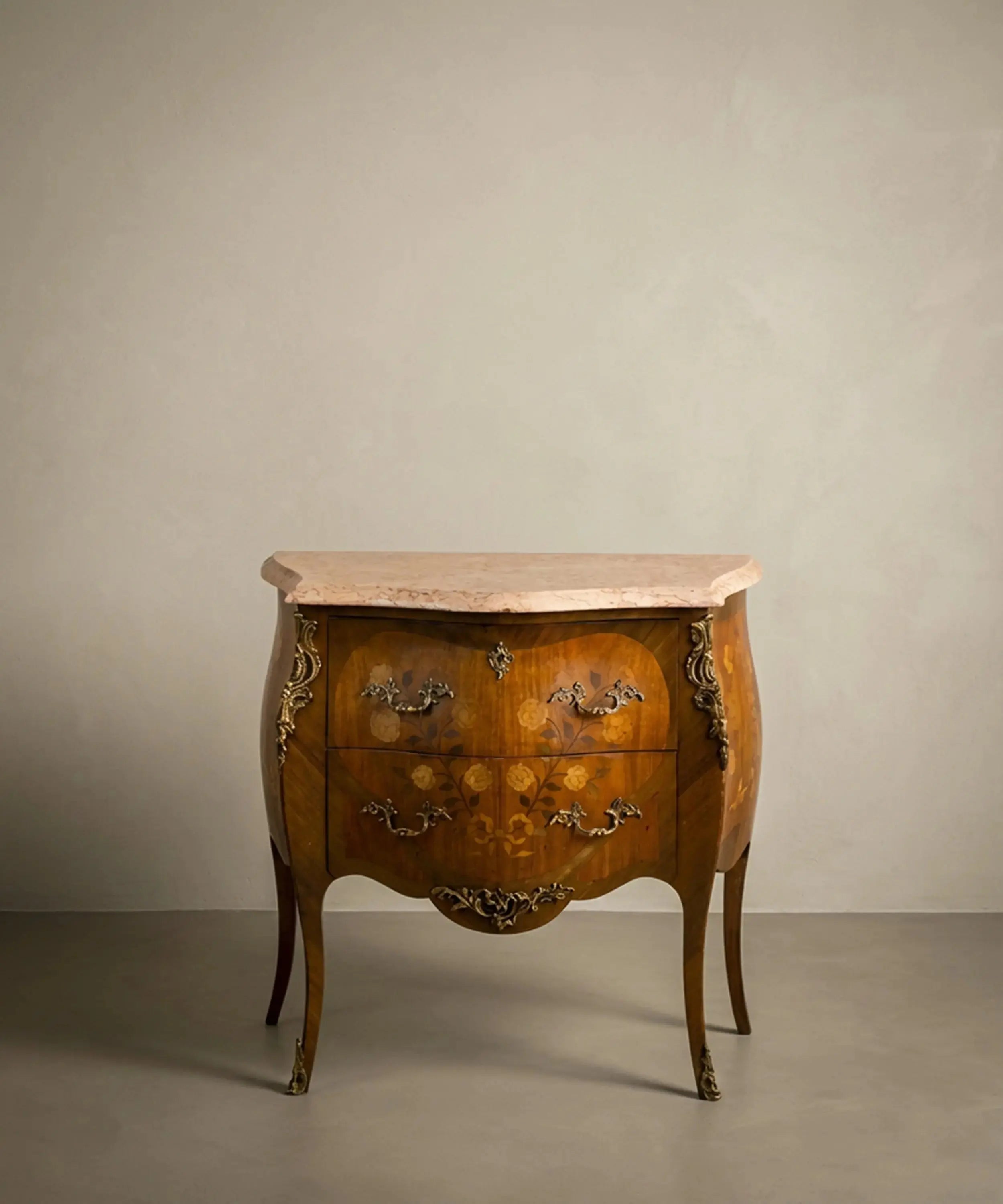 Cómoda bombé antigua de estilo Luis XV con Marquetería Floral y Mármol Rosa Antique arte y decoracion