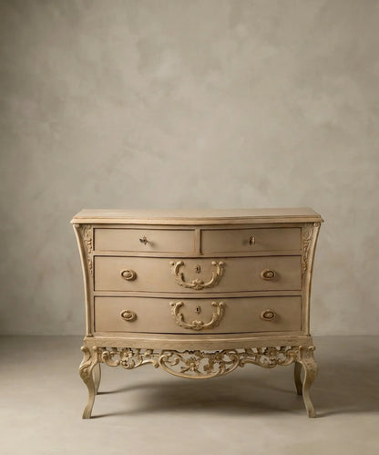Cómoda bombole vintage de madera estilo Luis XV en color tierra con tapa de madera natural.